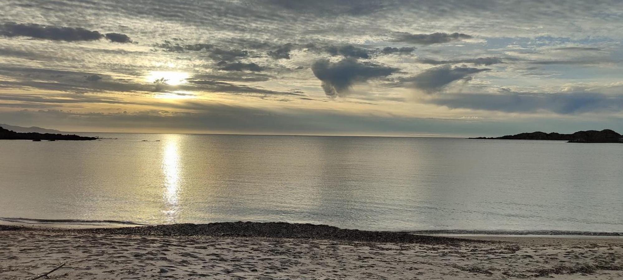 Vista Tramonto Isola Rossa A Due Passi Dalla Spiaggia Villa Luaran gambar